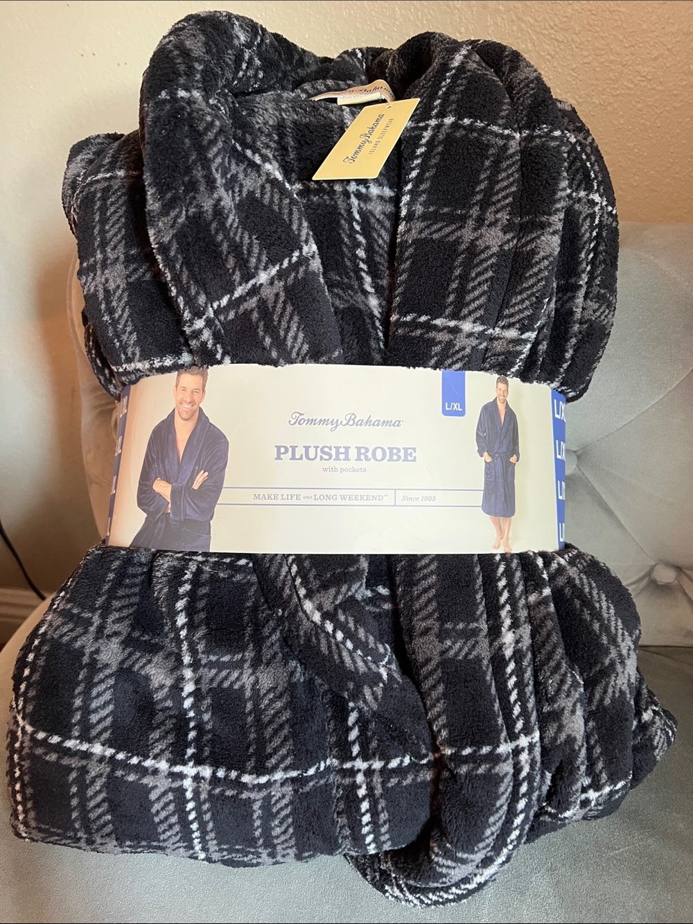 ✨Tommy Bahama Black & Gray Plaid Plush Robe✨